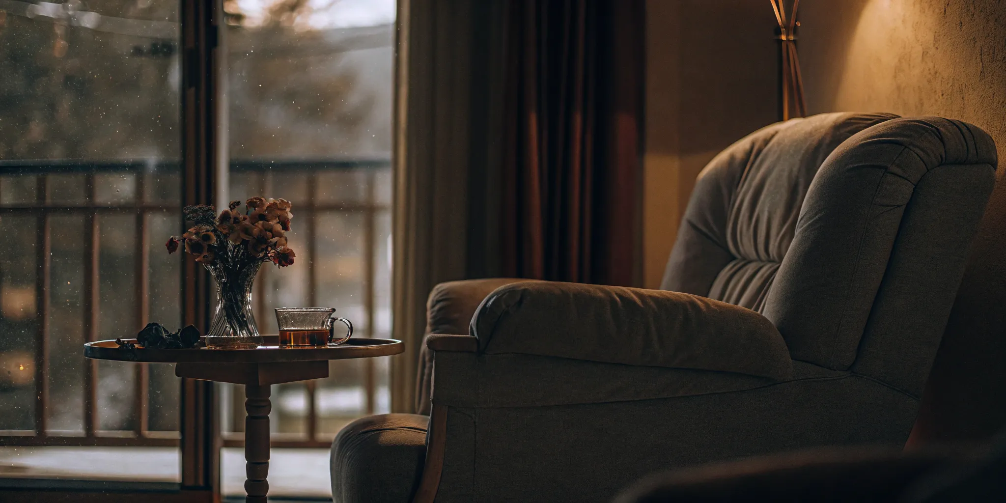 A comfortable chair in a calm room for someone choosing a psychiatrist for bipolar depression.