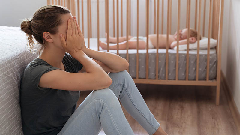 a mom having postnatal depression symptoms