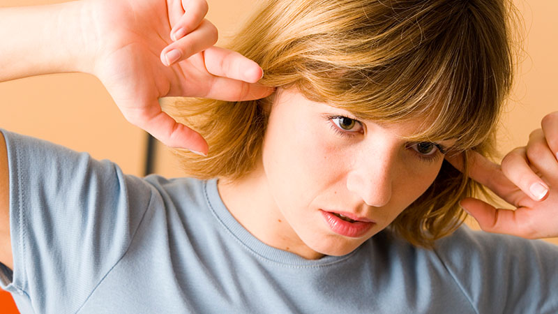 woman having tinnitus